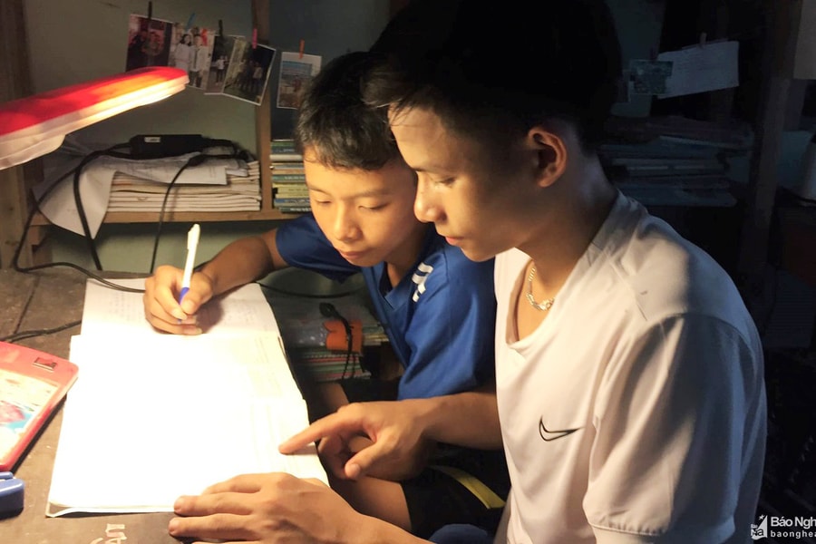 Cậu học trò người Thái 'xuống núi' vượt khó học giỏi, giành ngôi á quân khối A của trường 