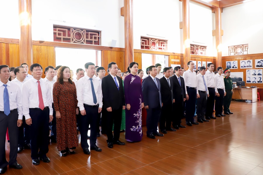 Lãnh đạo Trung ương, tỉnh dâng hương tưởng niệm đồng chí  Nguyễn Thị Minh Khai