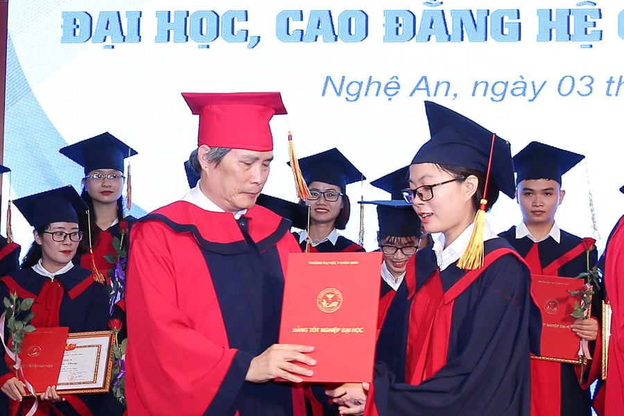 Trường Đại học Y khoa Vinh: 649 sinh viên đại học, cao đẳng hệ chính quy được trao Bằng tốt nghiệp