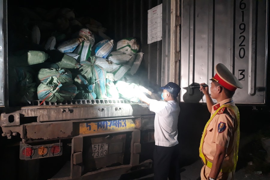 Bắt quả tang  xe đầu kéo chở 30 tấn nội tạng lợn bốc mùi hôi thối