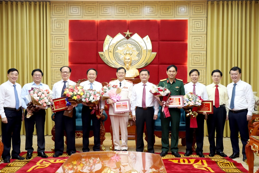 Thường trực Tỉnh ủy Nghệ An gặp mặt 7 cán bộ nghỉ hưu theo chế độ