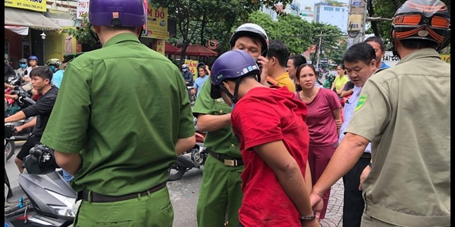 Cướp điện thoại bị bắt, xin tha vì vợ mới sinh