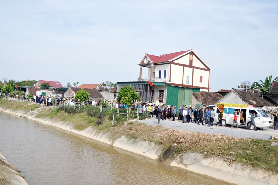 Đông đảo nhân dân Đô Lương và đồng đội dự lễ tiễn biệt liệt sỹ - chiến sỹ trẻ Nguyễn Quang Sơn