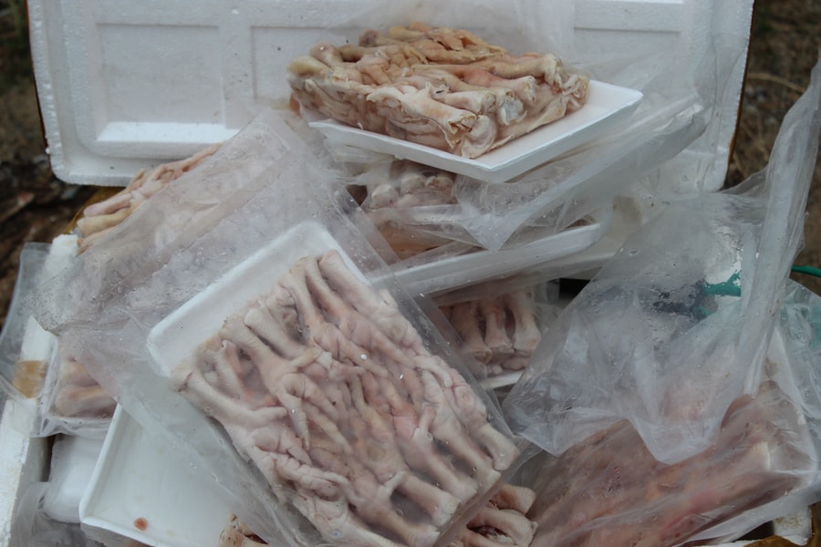 6 yến chân gà rút xương bốc mùi hôi thối trên xe tải