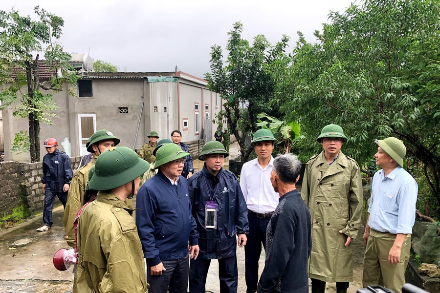 Đồng chí Nguyễn Văn Thông thị sát việc sơ tán dân vùng nguy hiểm ở huyện Hưng Nguyên