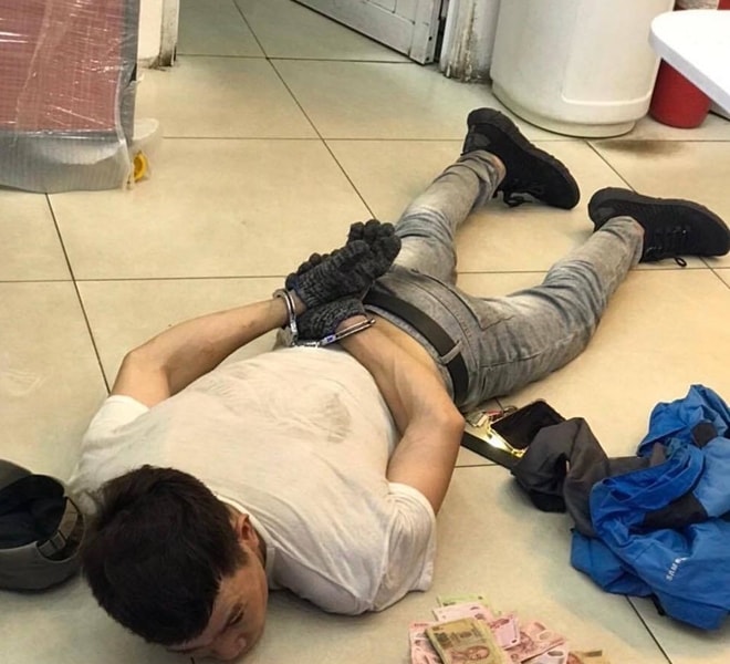 Khoét trần, đu dây phá két sắt trộm hơn 120 triệu đồng trong cửa hàng điện tử