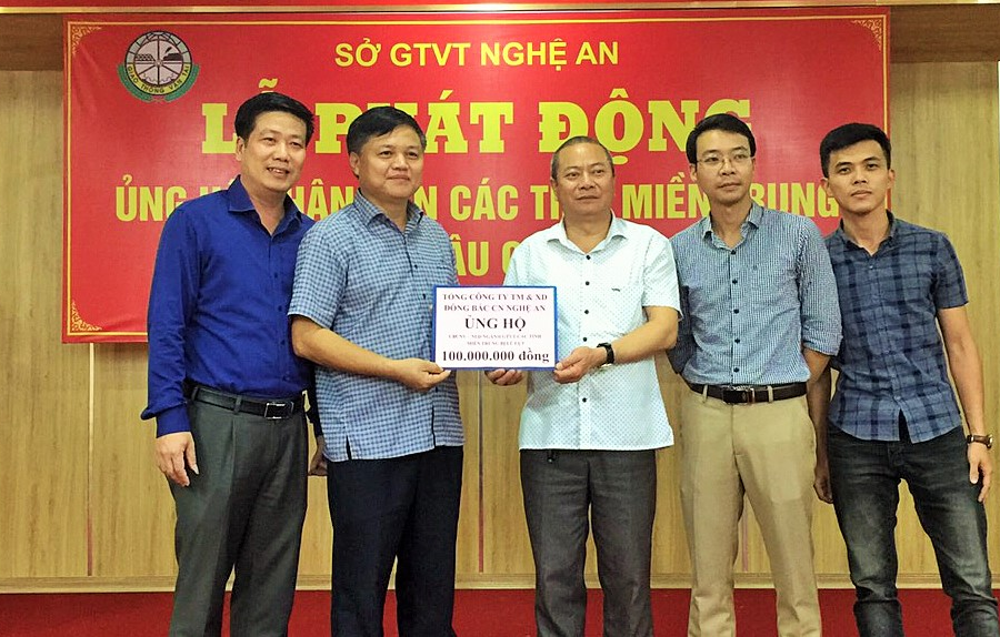 Chi nhánh Tổng Công ty TM và XD Đông Bắc, Công ty TNHH tại Nghệ An ủng hộ 100 triệu đồng người dân bị lũ lụt