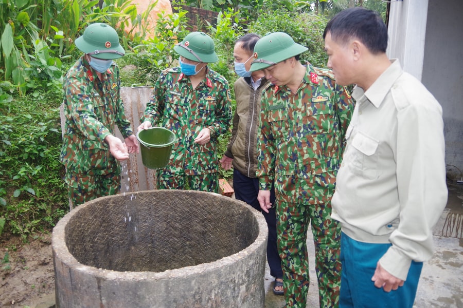 Bộ đội giúp dân xử lý môi trường, phun tiêu độc khử trùng sau lũ