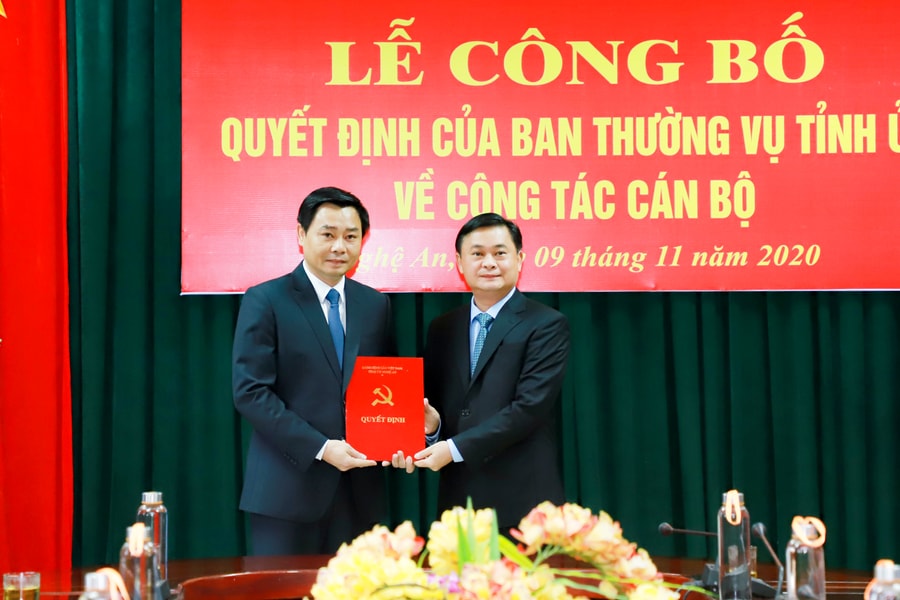 Trao Quyết định phân công đồng chí Hồ Lê Ngọc giữ chức Trưởng ban Nội chính Tỉnh ủy Nghệ An
