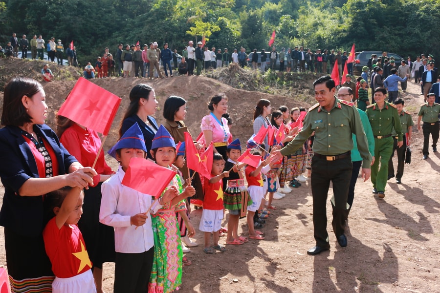 Giám đốc Công an tỉnh chung vui Ngày hội Đại đoàn kết với người dân biên giới Kỳ Sơn