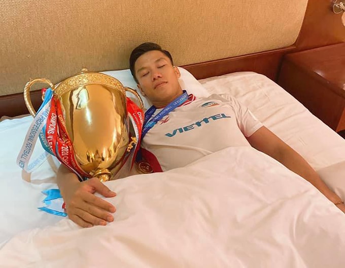 Trung vệ xứ Nghệ Quế Ngọc Hải xin phép vợ 'ngủ với Cup'