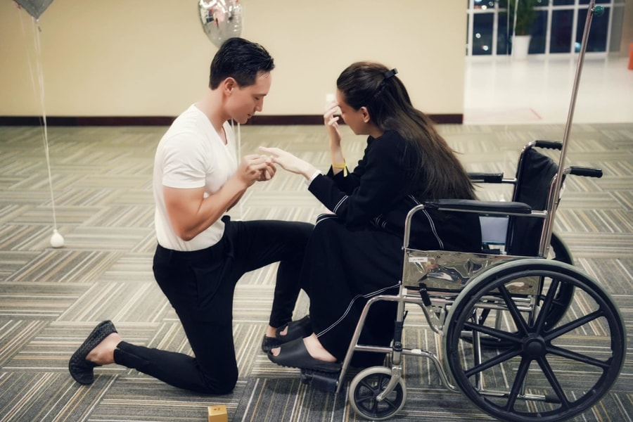 Kim Lý quỳ gối cầu hôn bên xe lăn khiến Hồ Ngọc Hà bật khóc 