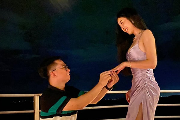 Bạn trai tiến sĩ quỳ gối cầu hôn Á hậu Thúy An 