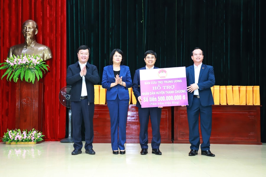 Phó Chủ tịch nước Đặng Thị Ngọc Thịnh trao quà cho người dân và học sinh nghèo tại Thanh Chương  ​