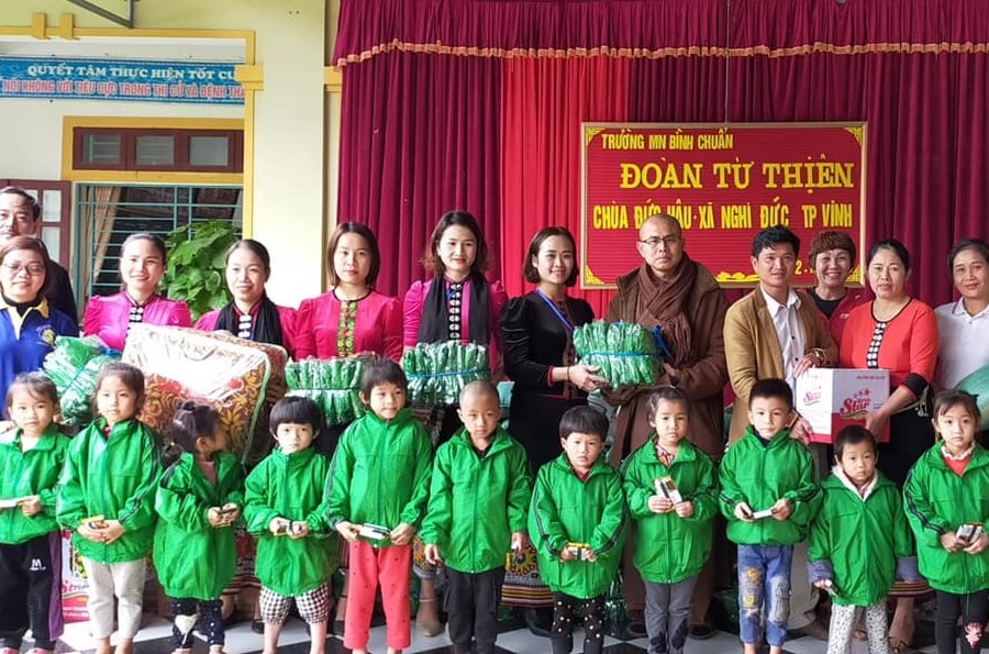 Phật tử chùa Đức Hậu tặng quà cho học sinh và người khiếm thị