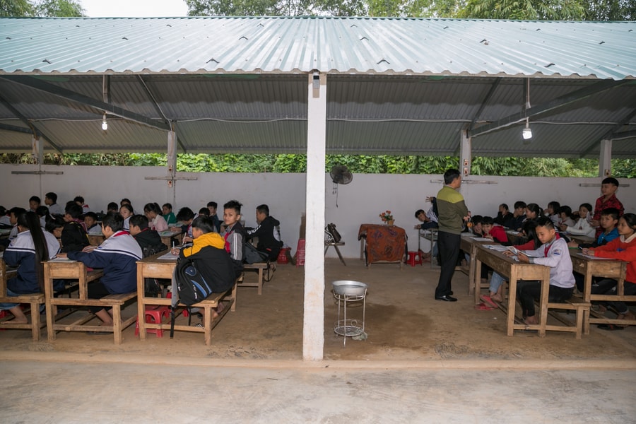 Trường xuống cấp nguy hiểm, học sinh Nghĩa Đàn 'rét run' ngồi học trong gara xe đạp