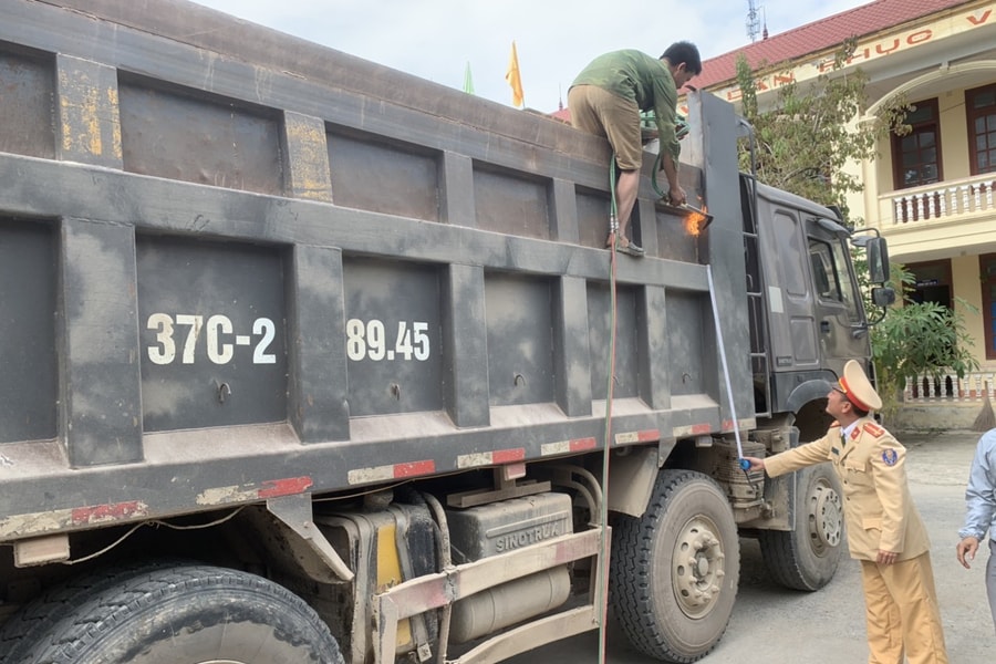 Yên Thành xử lý, cắt hạ thùng 25 xe ô tô cơi nới quá khổ