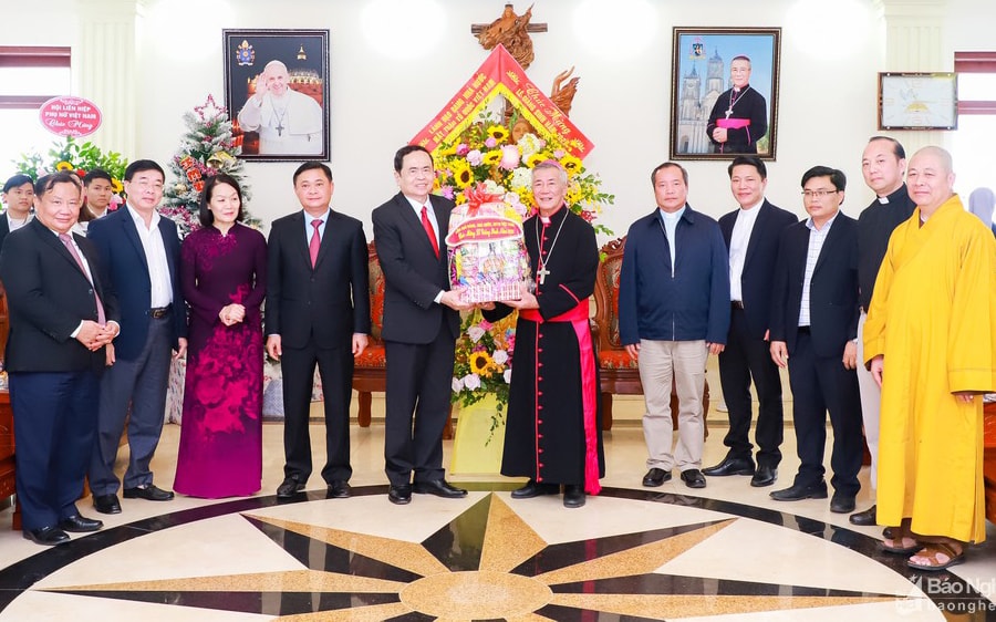 Chủ tịch Ủy ban Trung ương MTTQ Việt Nam thăm, chúc mừng Giáo phận Vinh nhân Lễ Giáng sinh 2020