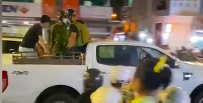 Em vợ 'ngáo' đá xả dao vào anh rể rồi cố thủ trên tầng hai