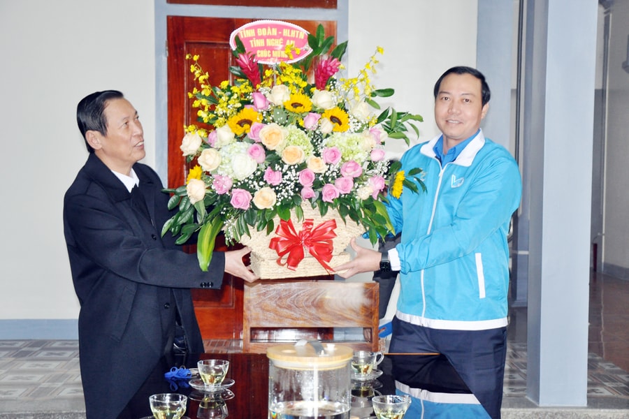 Tuổi trẻ Nghệ An thăm, tặng quà và khám, cấp phát thuốc miễn phí tại Giáo xứ Tân Yên