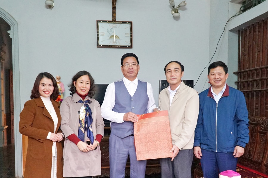 Ban Tuyên giáo Tỉnh ủy chúc mừng Giáo xứ Quy Chính nhân Lễ Giáng sinh năm 2020