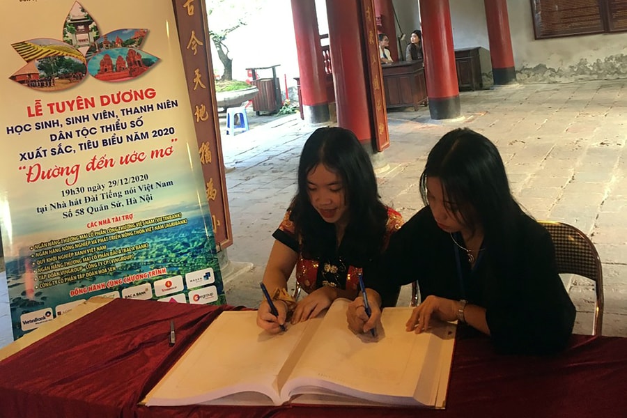 Cô bé người Ơ Đu vượt khó học giỏi, chọn nghề giáo để 'nối' ước mơ cho mẹ