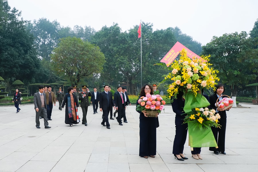 Bí thư Trung ương Đảng Phan Đình Trạc dâng hương tưởng niệm Chủ tịch Hồ Chí Minh 
