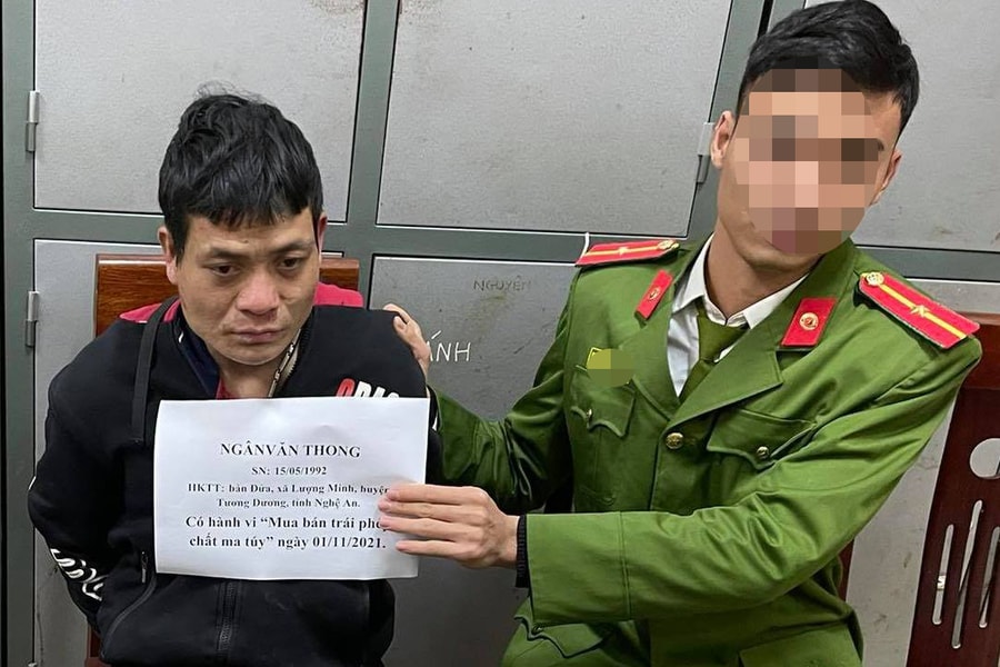 Bắt nóng đối tượng thủ vũ khí, lập lán rừng sâu để buôn ma túy 