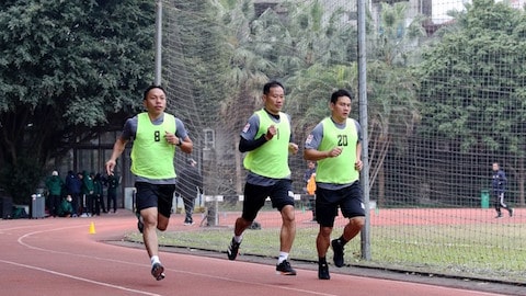 1 trợ lý trọng tài không kiểm tra thể lực vì huyết áp cao; HLV Vũ Tiến Thành thôi giữ chức Chủ tịch CLB Sài Gòn