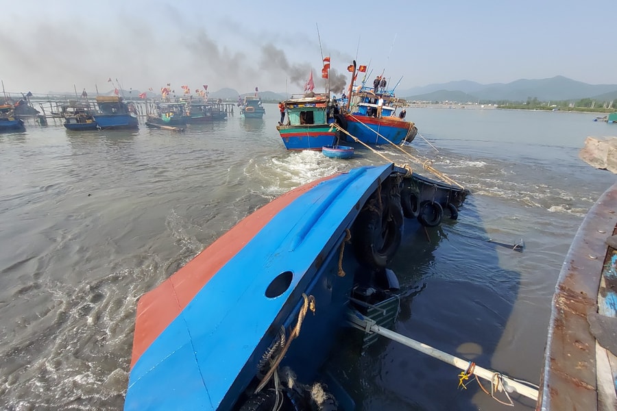 Trục vớt, cứu tàu dầu bị lật úp trên biển Nghệ An