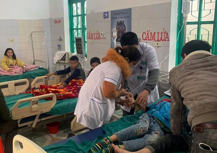 7 học sinh tiểu học nhập viện cấp cứu sau khi ăn bánh mì ở cổng trường 