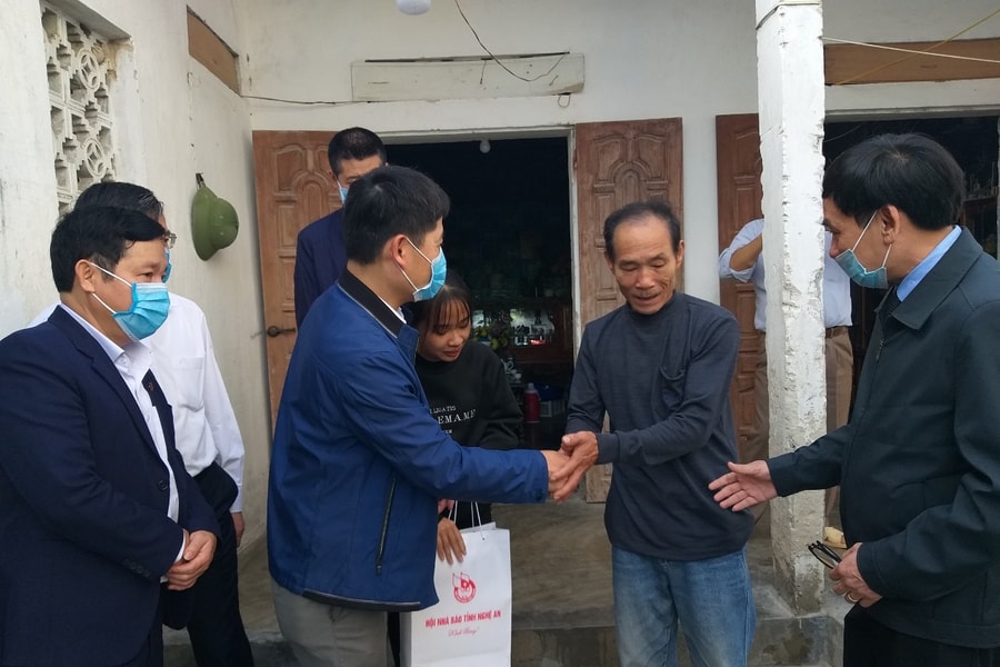 Ban tổ chức Hội báo Xuân Tân Sửu 2021 tặng quà tết người nghèo tại TX. Hoàng Mai