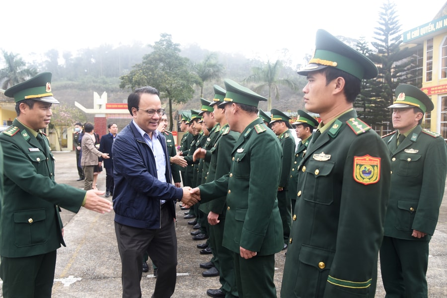 Bí thư Đảng ủy Khối Các cơ quan tỉnh chúc Tết lực lượng vũ trang, gia đình chính sách ở Thanh Chương