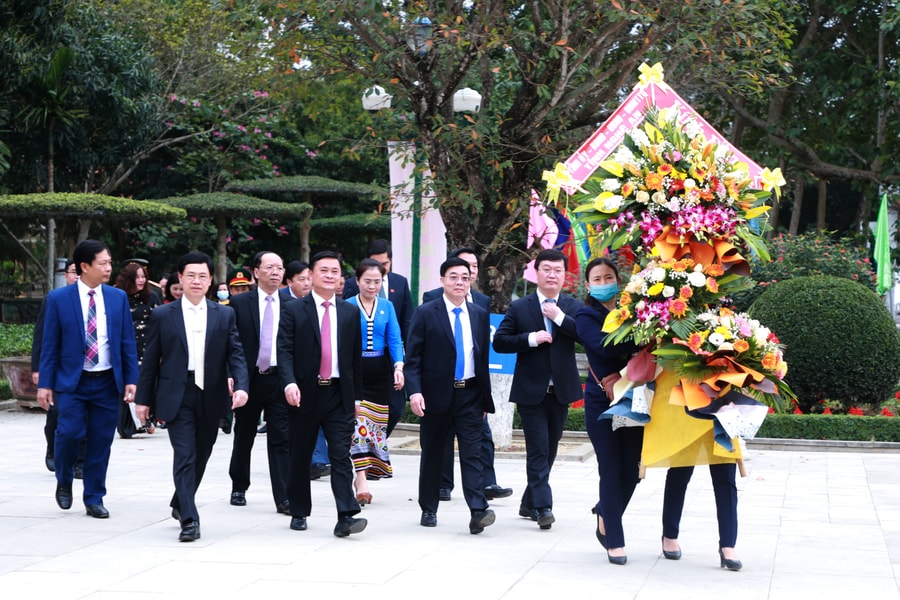 Lãnh đạo tỉnh dâng hương tưởng niệm Chủ tịch Hồ Chí Minh và nguyên Tổng Bí thư Lê Hồng Phong