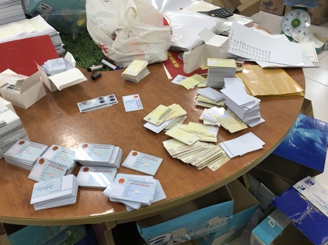 Xóa sổ đường dây làm bằng giả, thu giữ 4.000 con dấu và 5 tấn phôi bằng