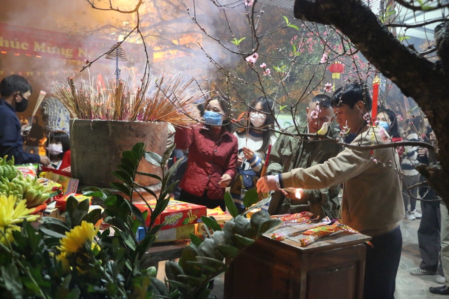 Người dân thành phố Vinh đeo khẩu trang đi chùa xin lộc đầu năm