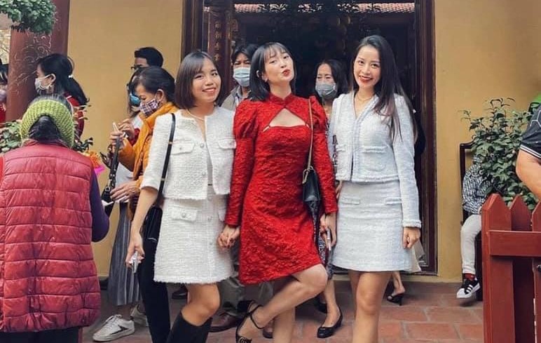 Chi Pu bị chỉ trích vì mặc váy ngắn khi đi lễ chùa đầu năm 
