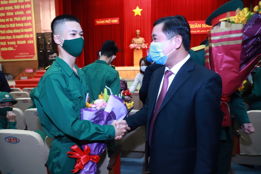 Bí thư Tỉnh ủy Thái Thanh Quý dự lễ giao, nhận quân tại thành phố Vinh