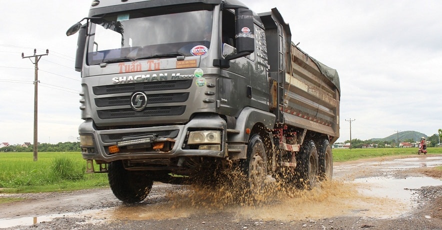 Xe tải cày nát tỉnh lộ 538E 