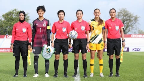 Giải hạng Nhất khả năng sẽ có trợ lý trọng tài nữ; Hà Nội FC mới khởi động đã 'chết máy'