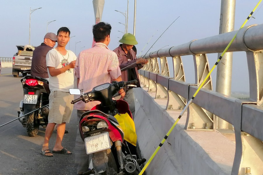 Ngang nhiên dừng xe trên cầu Cửa Hội để câu cá 