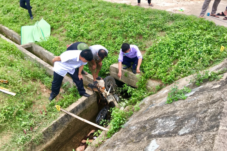 Phát hiện thi thể một cụ già dưới kênh bê tông