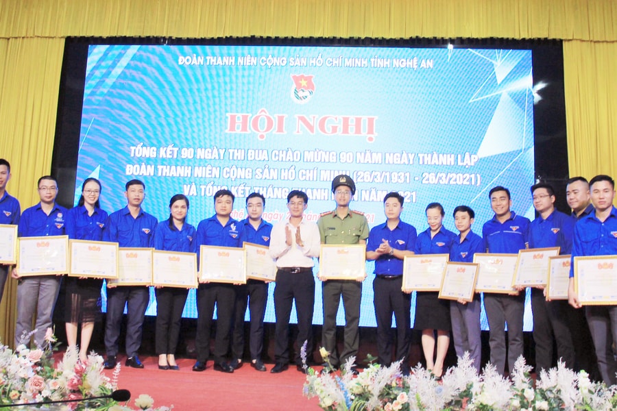 Trao thưởng tập thể, cá nhân xuất sắc thi đua chào mừng kỷ niệm 90 năm ngày thành lập Đoàn