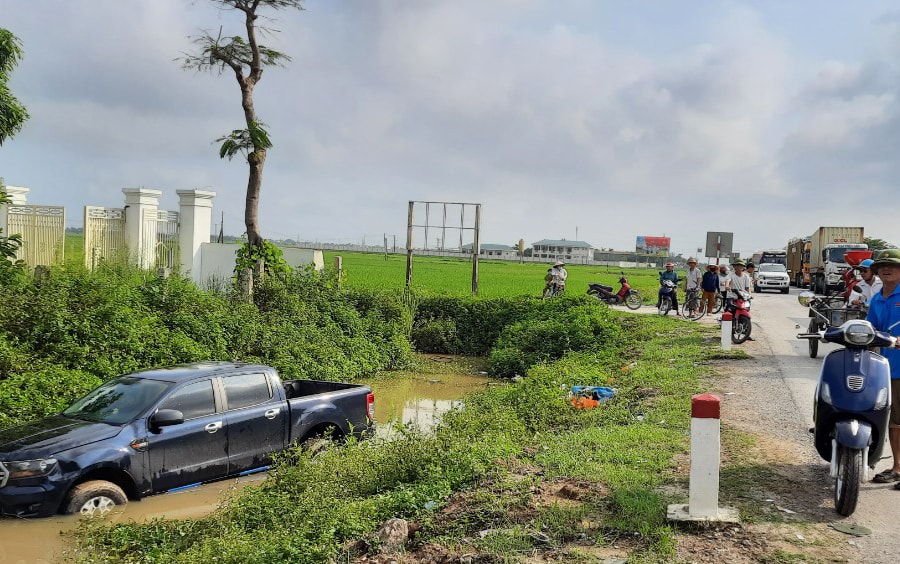 Tránh cán qua người cụ ông, xe bán tải lao xuống mương nước bên Quốc lộ 1A