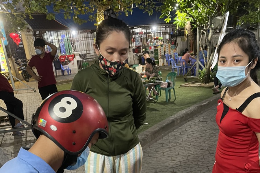 Xử phạt các quán bia tại hồ Goong ở TP. Vinh, do lấn chiếm vỉa hè