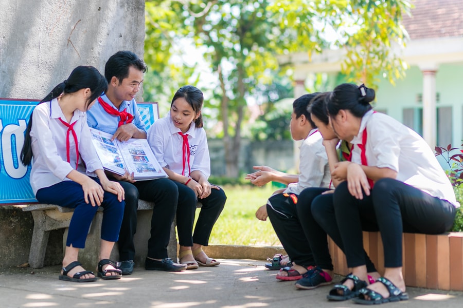 Tổng phụ trách Đội duy nhất của Nghệ An nhận giải thưởng 'Cánh én hồng'