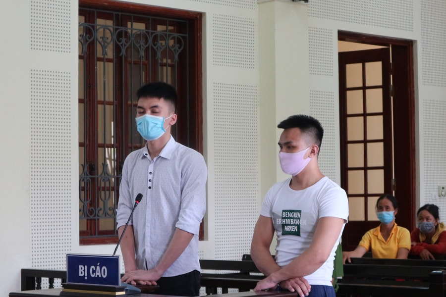 Vận chuyển 'kẹo', đôi bạn 'dắt nhau' vào tù