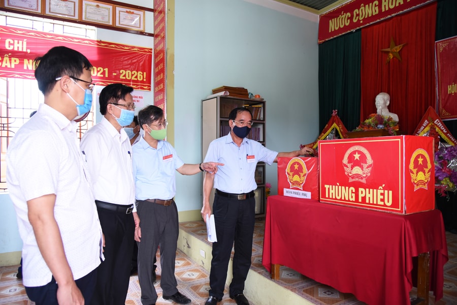 Phó Chủ tịch HĐND tỉnh Hoàng Viết Đường kiểm tra công tác bầu cử tại các địa phương