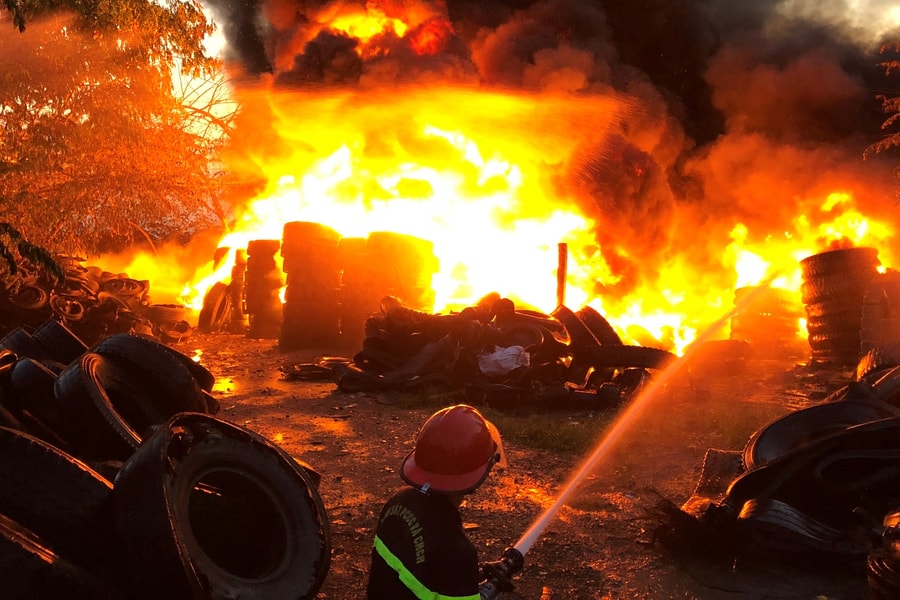 Bãi tập kết lốp xe cũ trên đường 8B bốc cháy ngùn ngụt