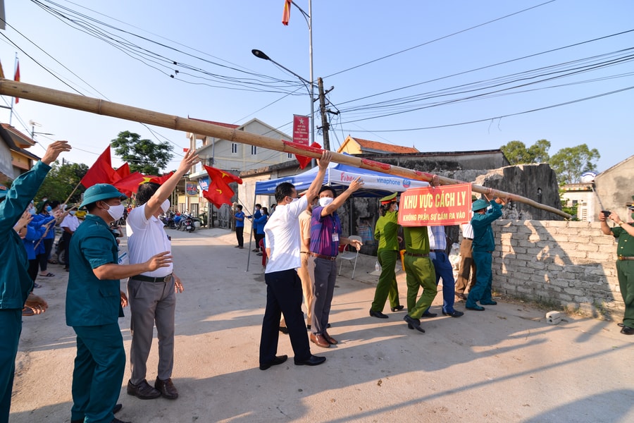 Cận cảnh thời khắc xã 'trọng điểm Covid' ở Nghệ An gỡ bỏ lệnh phong tỏa